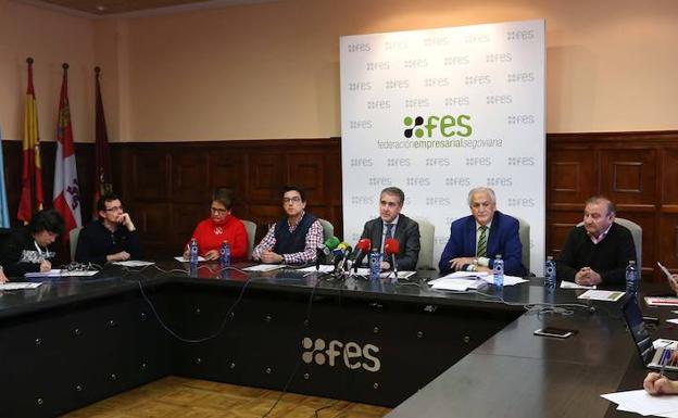 Andrés Ortega y la ejecutiva de la Fes, en la rueda de prensa.