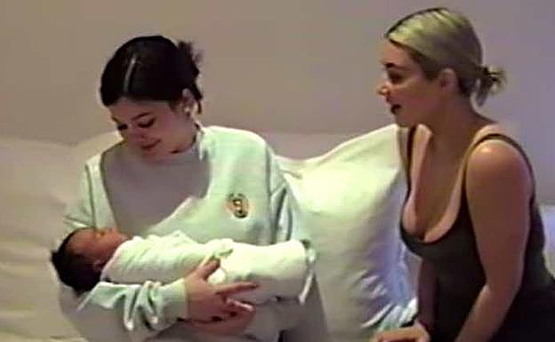 El pequeño Chicago en brazos de Kylie Jenner, ante la mirada de su madre Kim Kardashian. 