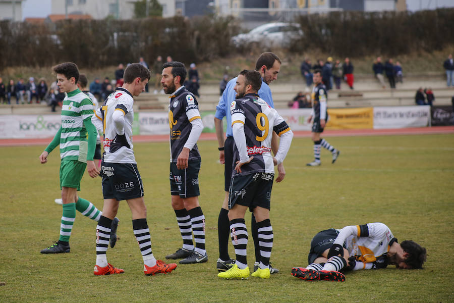Mito y Chuchi, primeros por la izquierda, durante el último partido de Unionistas. 