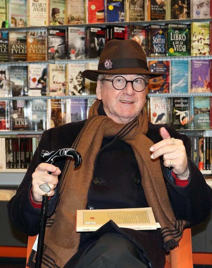 'Dorados días de sol y noche' abarca, en poco menos de quinientas páginas, la vida del autor entre los años 1974 y 1996; unos años en los que en España surge el hito de La Movida