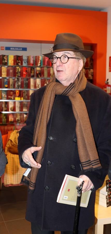 'Dorados días de sol y noche' abarca, en poco menos de quinientas páginas, la vida del autor entre los años 1974 y 1996; unos años en los que en España surge el hito de La Movida