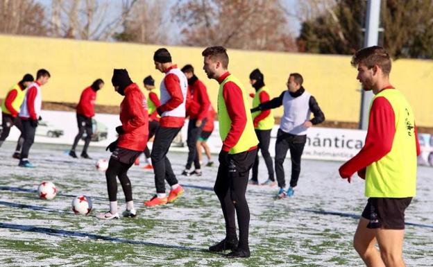 El CD Guijuelo se ejercitó ayer en el campo Reina Soficia de Salamanca por la nieve caída en Guijuelo. 