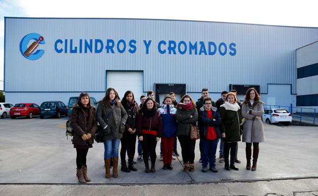 Alumnos y profesores posan en la entrada de Cicrosa junto con Elena Becoechea, gerente de la firma 