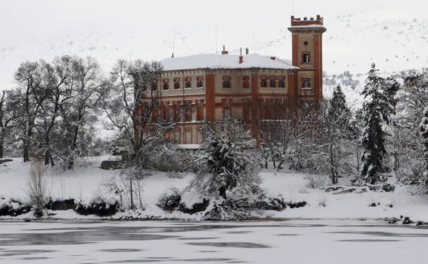 El Palacio de Santa Cecilia, a orillas del Pontón Alto, que se encuentra en buena parte congelado.