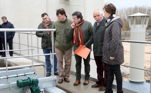 El alcalde, el presidente de la CHD, la subdelegada y los técnicos visitan la Edar de Cuéllar.