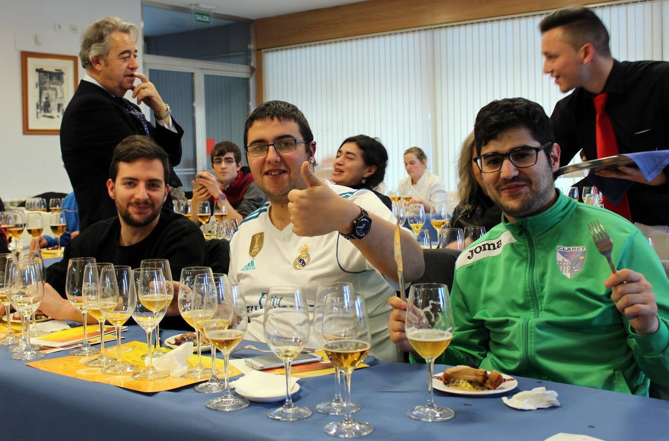 Los alumnos de primer curso del Grado Superior de Dirección de Cocina muestran sus elaboraciones ante el resto de compañeros y representantes institucionales y del sector