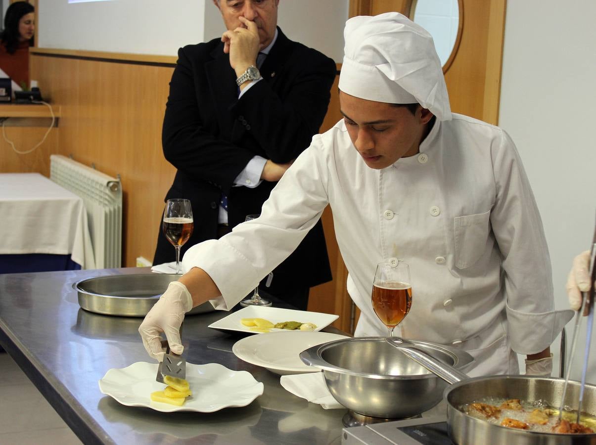 Los alumnos de primer curso del Grado Superior de Dirección de Cocina muestran sus elaboraciones ante el resto de compañeros y representantes institucionales y del sector