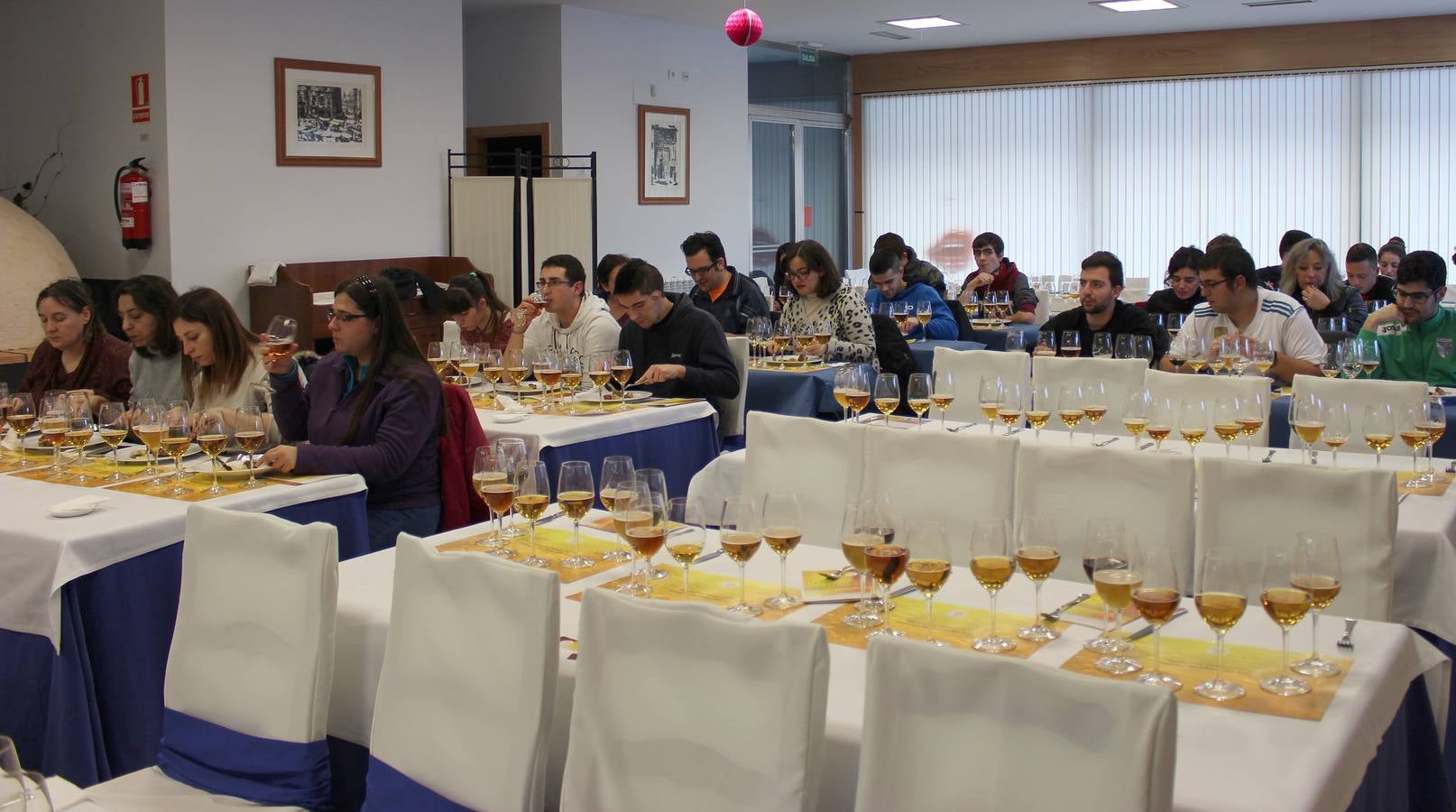 Los alumnos de primer curso del Grado Superior de Dirección de Cocina muestran sus elaboraciones ante el resto de compañeros y representantes institucionales y del sector