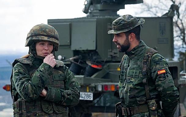 La capitán Victoria Martínez, junto al teniente López Denia, durante un momento de las maniobras de Artillería Antiaérea en Valladolid. 