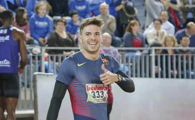Óscar Husillis posa tras ganar en Salamanca los 300 metros. 