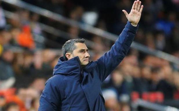 Ernesto Valverde, técnico del Barça, durante el partido en Mestalla. 