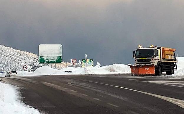 Máquina quitanieves trabaja en la limpieza de la vía en el puerto de Navacerrada. 