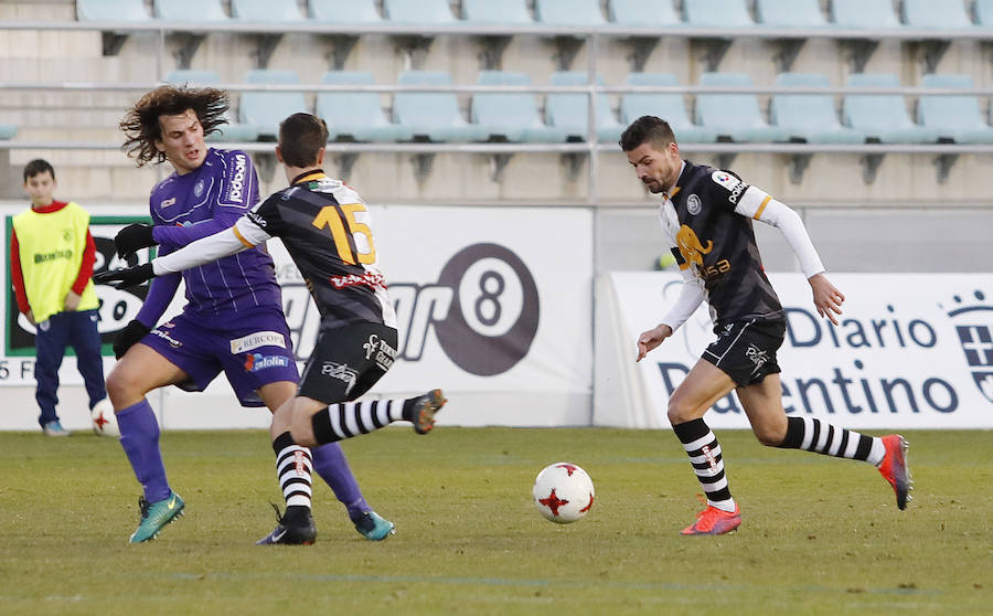 Razvan, con el balón, ante el Cristo Atlético.