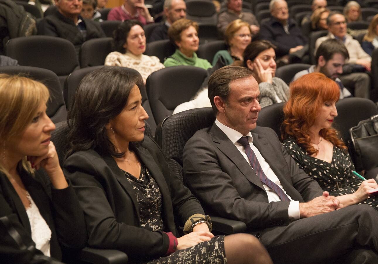 La periodista y escritora presenta su primera novela en el Museo de la Ciencia 