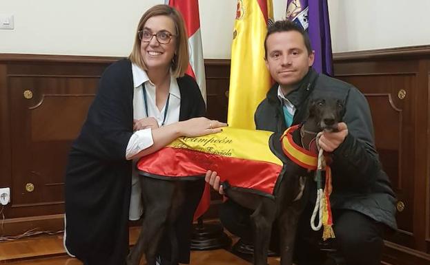 La presidenta de la Diputación, junto a Malú y al entrenador Óscar María Cantero. 