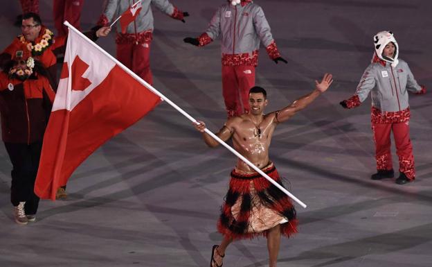 Pita Taufatofua, el abanderado de Tonga. 