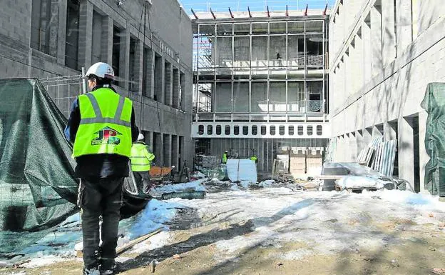 Trabajadores en las obras de la segunda fase del campus de la UVA en Segovia, ayer. 