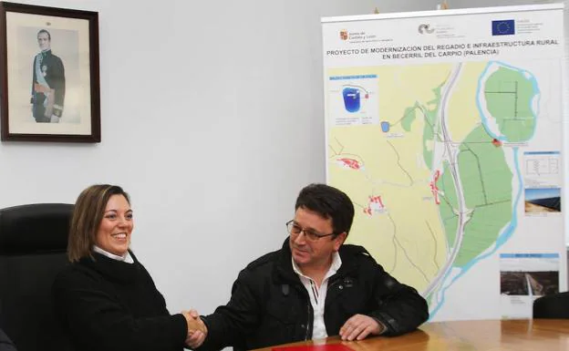 La consejera de Agricultura, Milagros Marcos, con el presidente del la comunidad de regantes de Becerril del Carpio, José Juan Martín, tras la firma del convenio. 