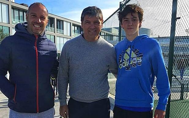 Nicolás Herrero (d), junto a Toni Nadal y Ángel de Marcos.