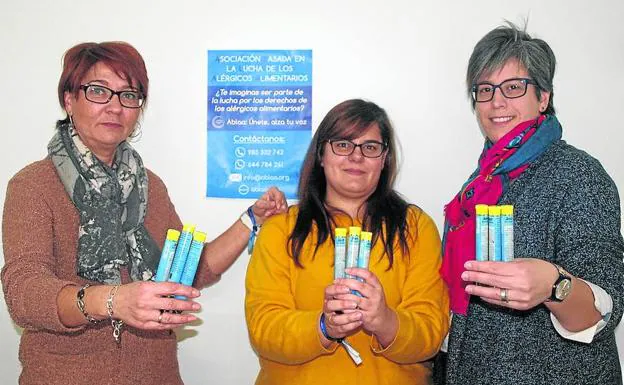 Ana Isabel Rodríguez, Estela Ruiz y Laura González, de la junta directiva de la asociación.