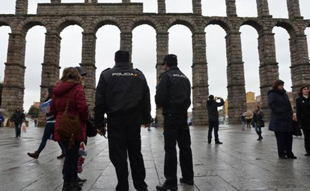 Agentes de la Policía Nacional patrullan el centro de Segovia. 