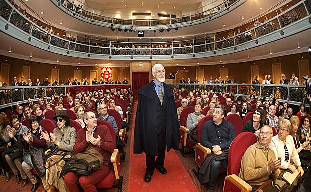 Denis Rafter haciendo su entrada a través del patio de butacas del Teatro Nuevo Fernando Arrabal.