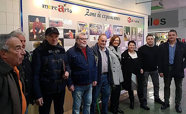 Autoridades y asistentes a la exposición en el mercado municipal de La Albuera.