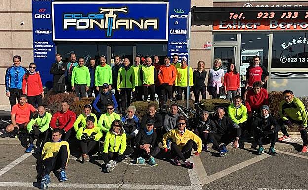 Isabel Almaraz, en el centro, junto a los corredores que han acudido en la mañana de este sábado al cuarto entrenameinto de la Media Maratón de Salamanca. 