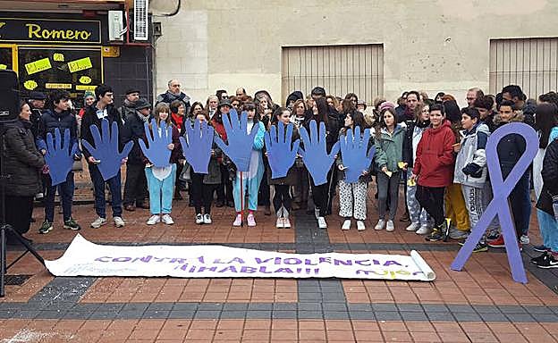 En primer término, alumnos del instituto Andrés Laguna durante la concentración. 