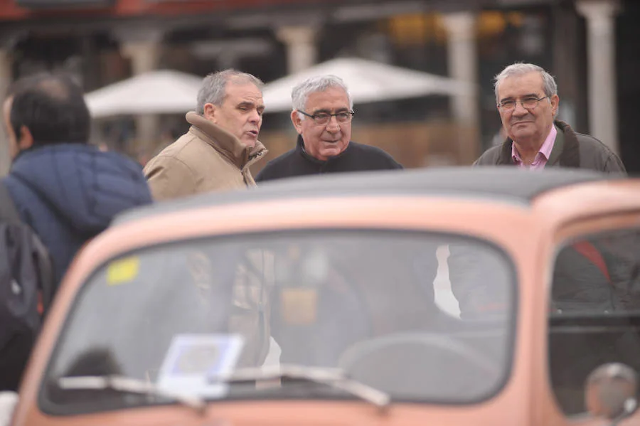 Exposición de coches antiguos en la Plaza Mayor de Valladolid