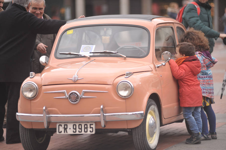 Exposición de coches antiguos en la Plaza Mayor de Valladolid