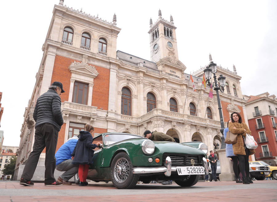 Exposición de coches antiguos en la Plaza Mayor de Valladolid