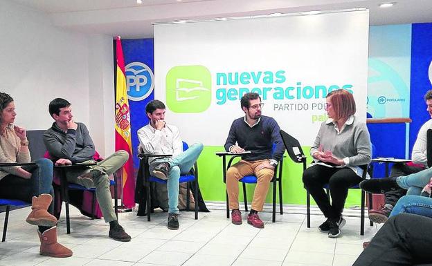 El candidato a renovar la presidencia de Nuevas Generaciones, Eduardo Carazo, presenta ayer su proyecto en Palencia. 