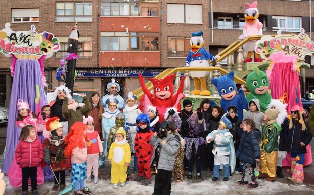 Niños y personajes de animación en el desfile de Guardo.
