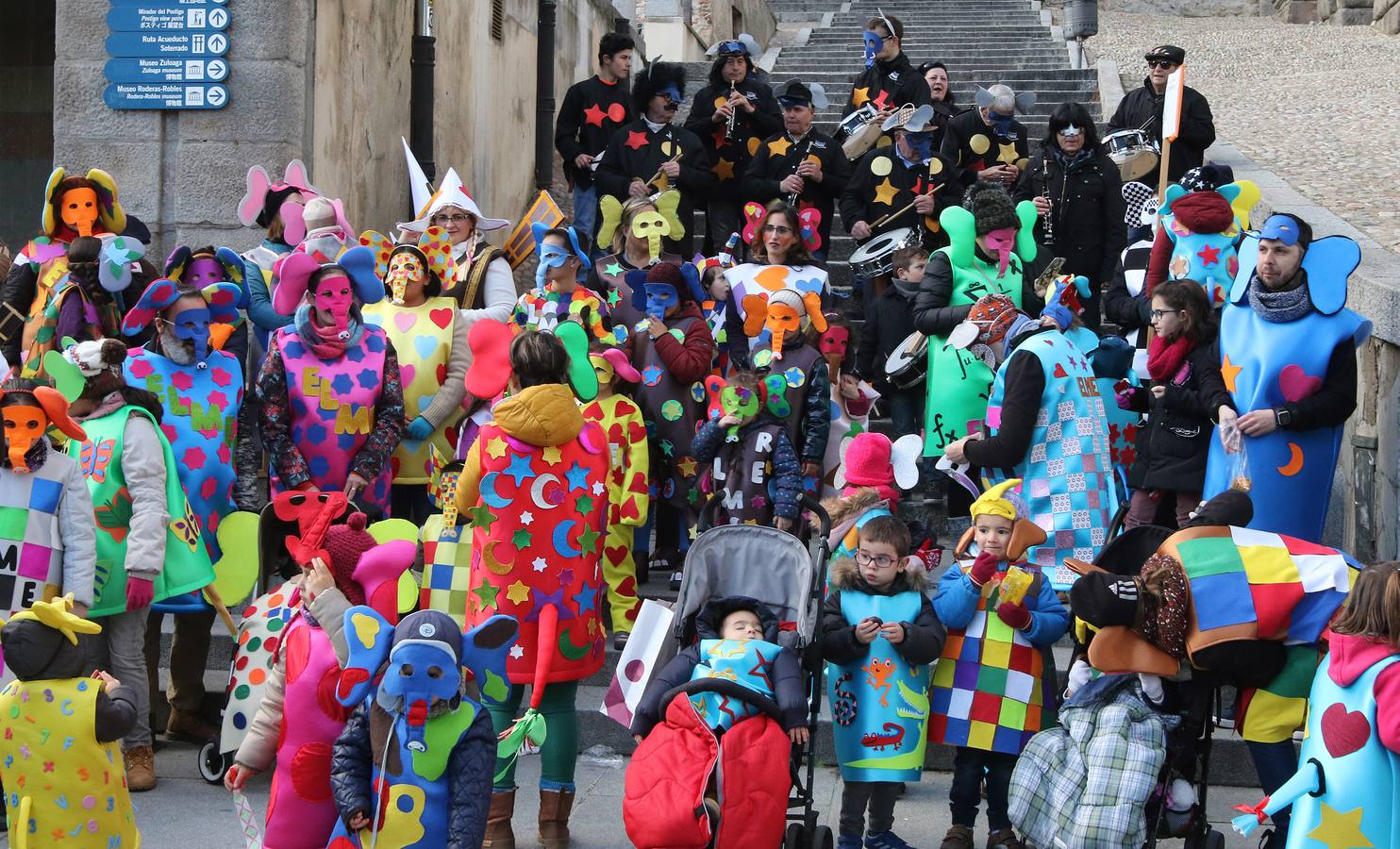 Desde del Azoguejo hasta la Plaza Mayor cientos de niños segovianos han paseado con sus coloridos trajes