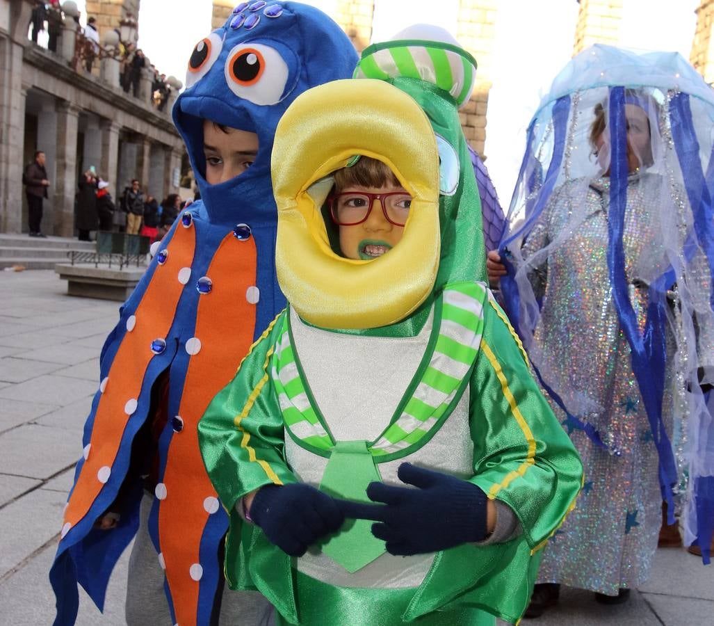Desde del Azoguejo hasta la Plaza Mayor cientos de niños segovianos han paseado con sus coloridos trajes