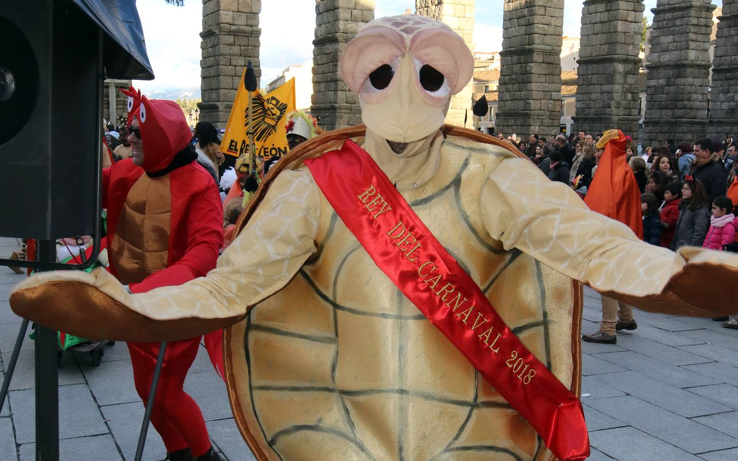 Desde del Azoguejo hasta la Plaza Mayor cientos de niños segovianos han paseado con sus coloridos trajes