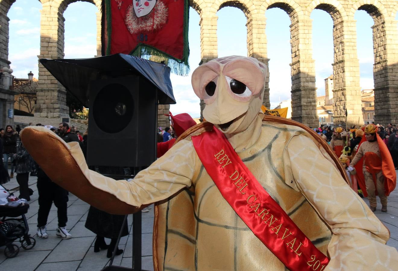 Desde del Azoguejo hasta la Plaza Mayor cientos de niños segovianos han paseado con sus coloridos trajes
