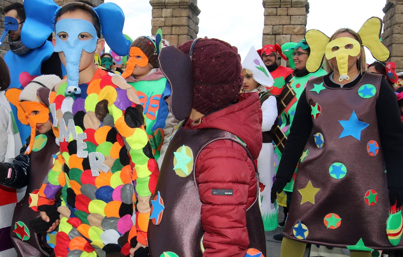 Desde del Azoguejo hasta la Plaza Mayor cientos de niños segovianos han paseado con sus coloridos trajes