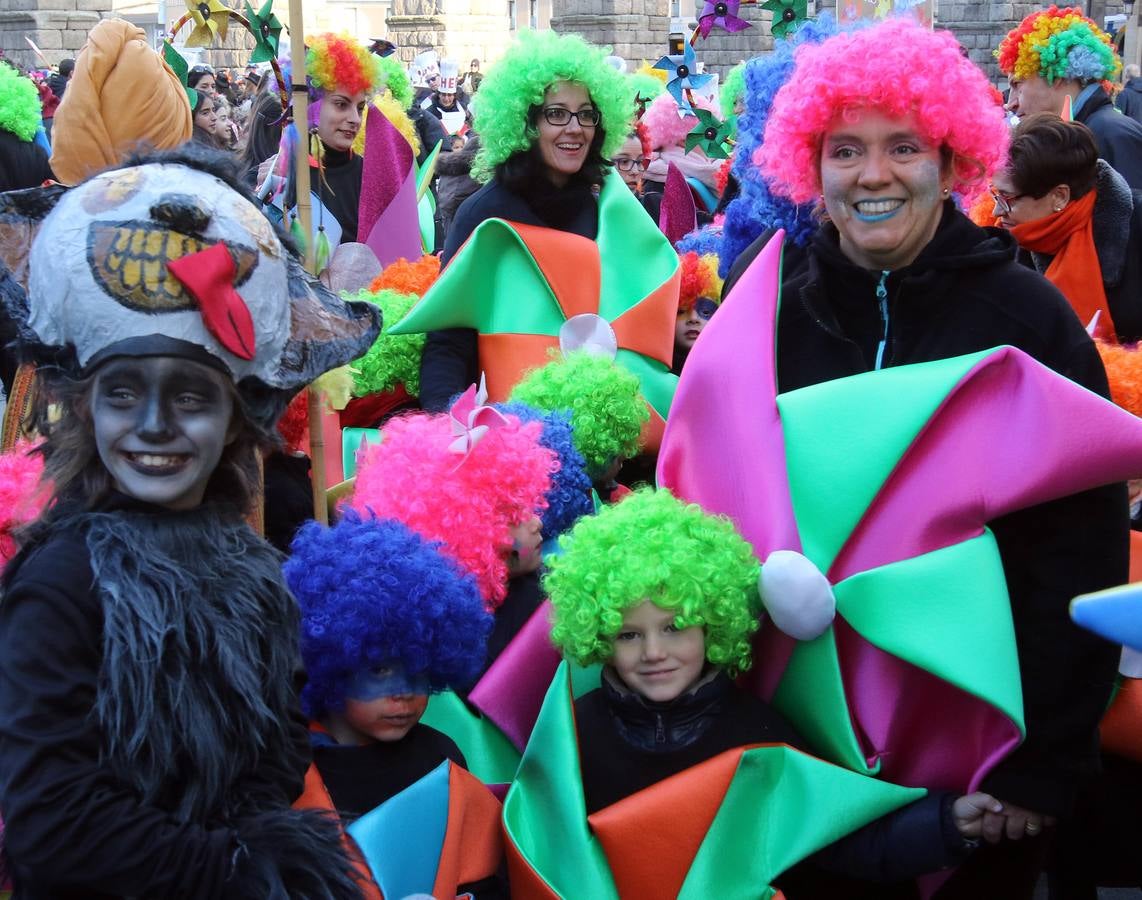 Desde del Azoguejo hasta la Plaza Mayor cientos de niños segovianos han paseado con sus coloridos trajes