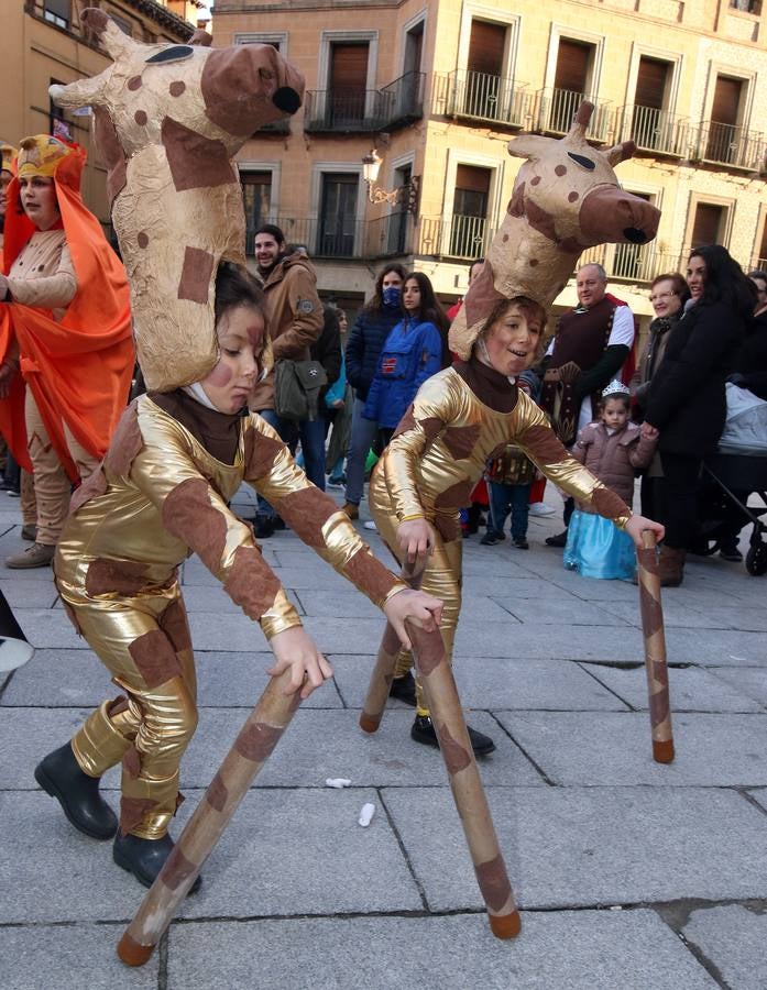 Desde del Azoguejo hasta la Plaza Mayor cientos de niños segovianos han paseado con sus coloridos trajes