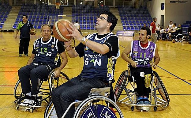 En un partido benéfico, con el portavoz del PP, Martínez Bemerjo, en el mismo equipo. 