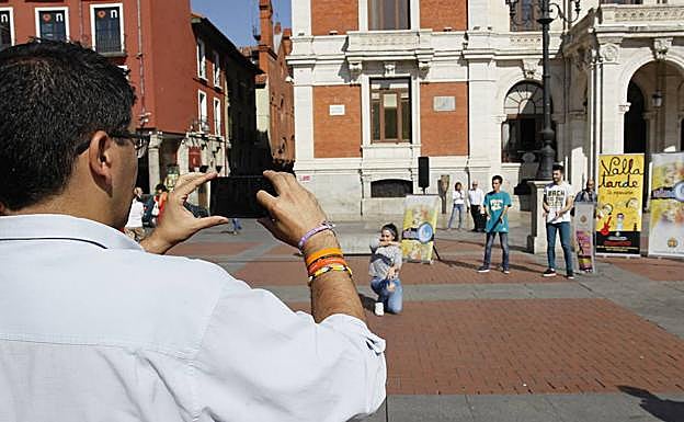 Bustos fotografía la actuación de Fresas con Nata en un acto para presentar Vallanoche. 