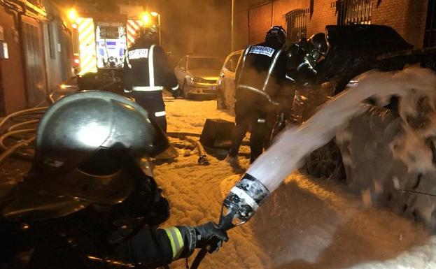Un incendio calcina dos vehículos en la calle Ángel García de Valladolid