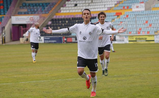 Garban celebra su primer gol ante el Sporting Uxama en el Helmántico.