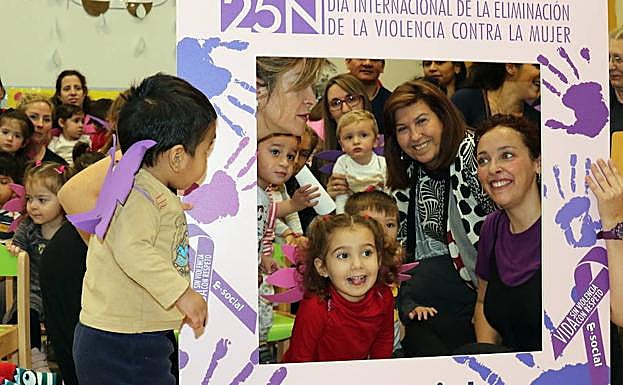 Victoria Soto, en un acto de concienciación con niños contra la violencia hacia las mujeres. 