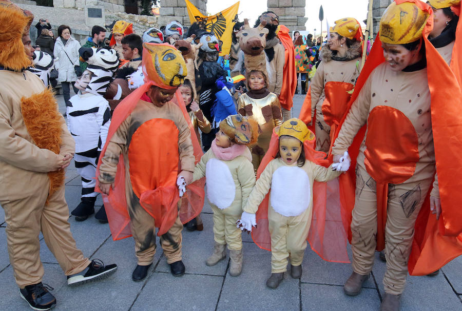 Niños y mayores disfrazados de leones en la plaza del Azoguejo.