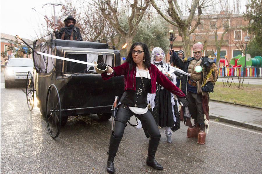 han participado decenas de niños, mayores y murgas, con ingeniosos y divertidos disfraces, carros y carrozas. 