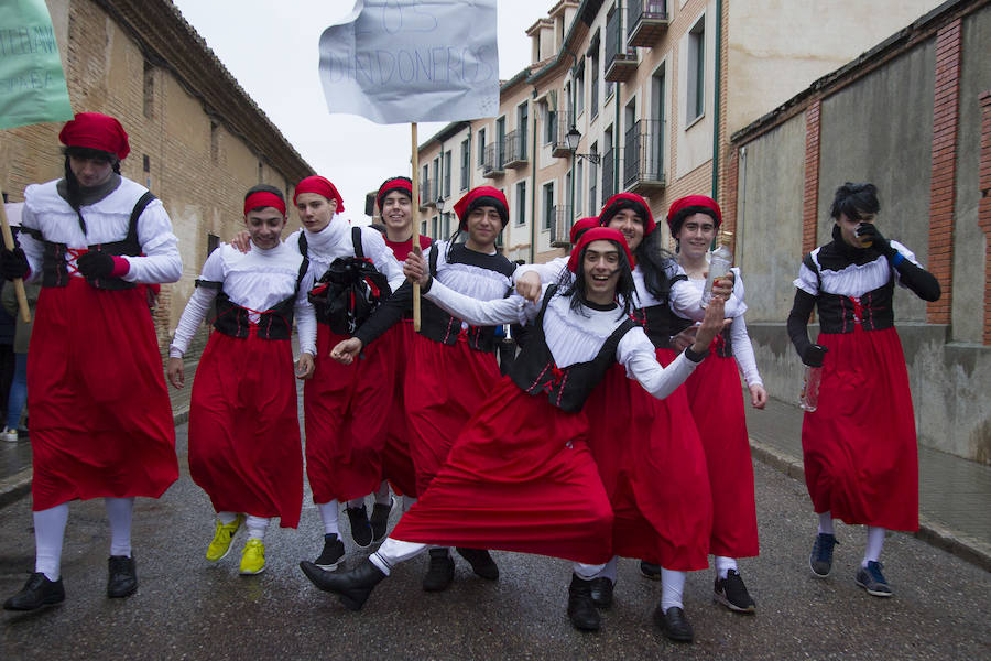 han participado decenas de niños, mayores y murgas, con ingeniosos y divertidos disfraces, carros y carrozas. 