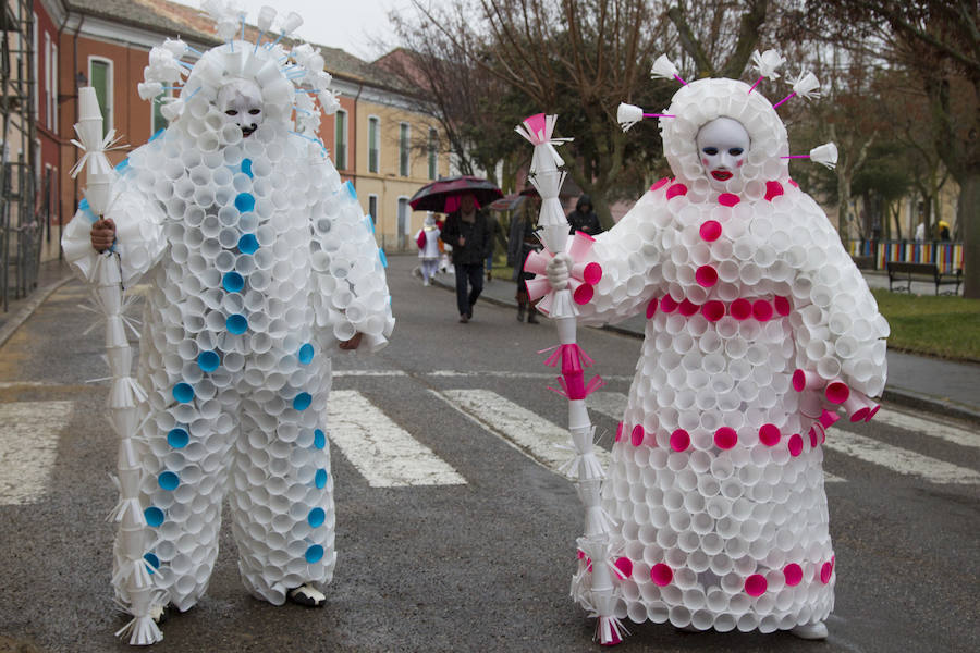 han participado decenas de niños, mayores y murgas, con ingeniosos y divertidos disfraces, carros y carrozas. 